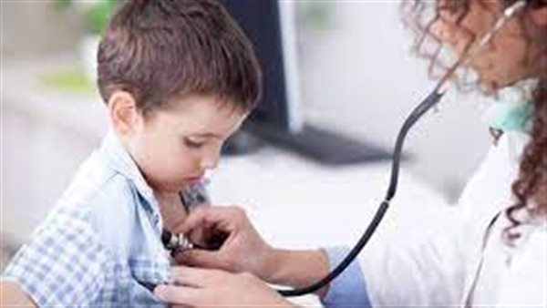 الكشف الطبي على طفل