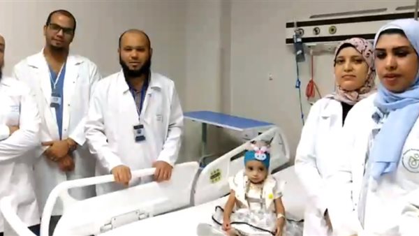 الطفلة والطاقم الطبي