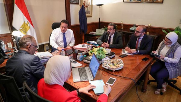 اجتماع وزير الصحة