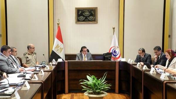 اجتماع وزير الصحة