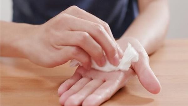 أسباب تعرق اليدين
