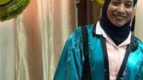 موظفة جامعة القاهرة