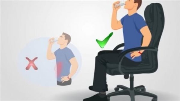 أضرار شرب الماء أثناء