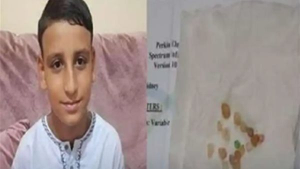 طفل يتبول أحجار كريمة