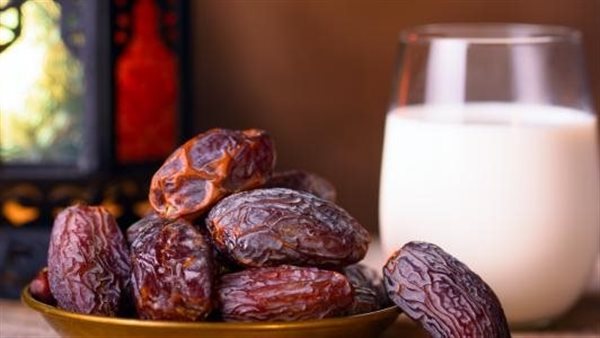 فوائد البلح باللبن