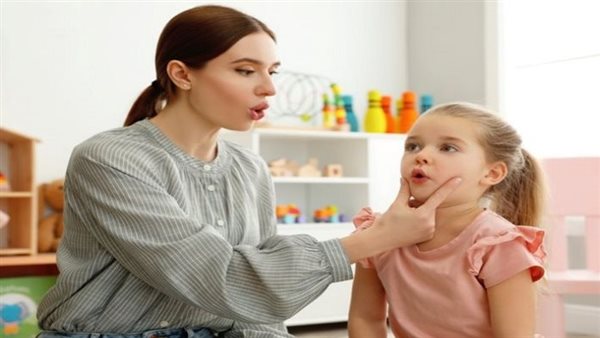 ما هي أعراض عسر الكلام؟